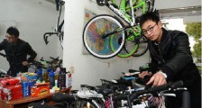 90后在校大学生张少、梁鹏、焦爱芬合伙创业，创建“自由人”自行车行